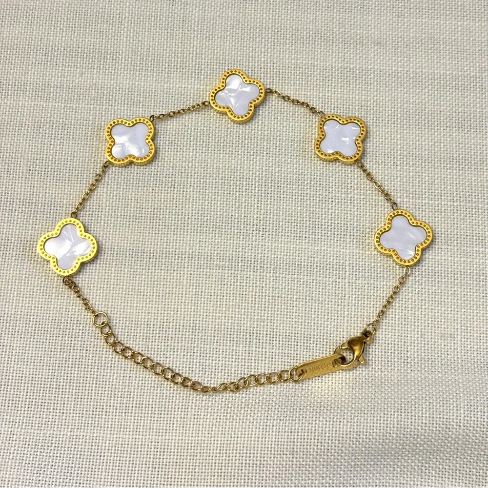 18k Gold Plated White Clover Link Bracelet 8.5” NWOT - Pearlescent & Dainty
